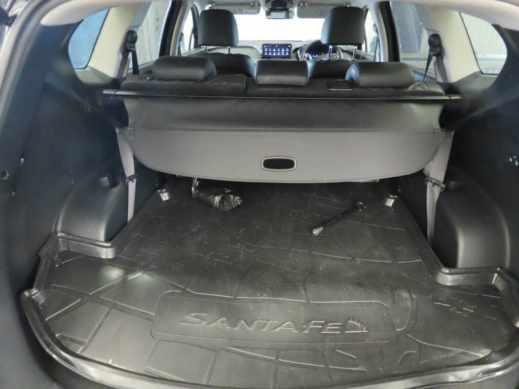 Hyundai Santa Fe Premium White #12