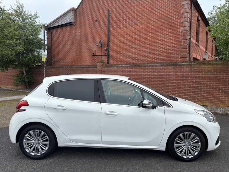 Peugeot 208 Blue Hdi Allure White #5