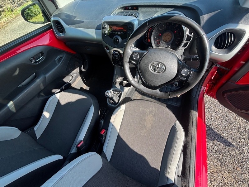 Toyota Aygo Vvt-i X-play SW68BZT Red #6