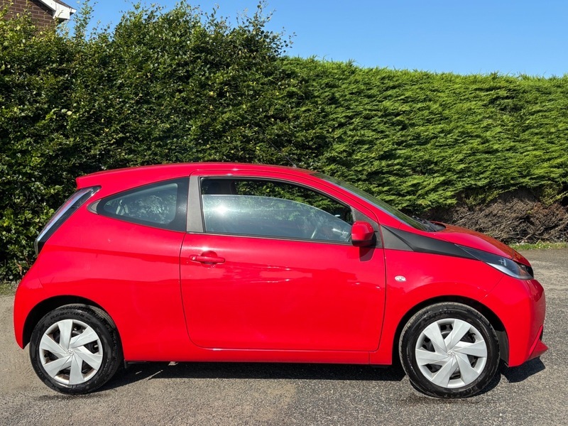 Toyota Aygo Vvt-i X-play SW68BZT Red #2