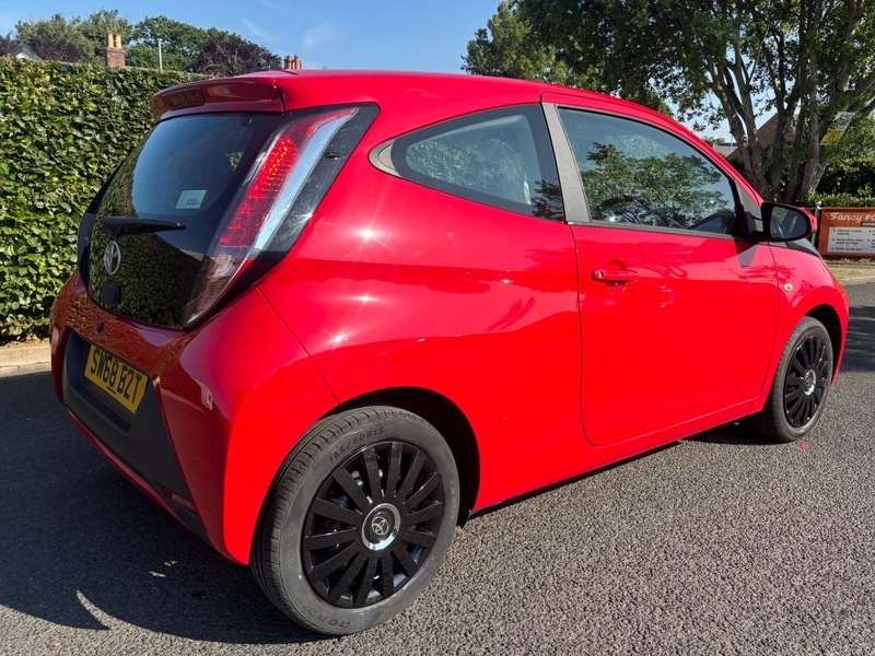 Toyota Aygo Vvt-i X-play Red #5