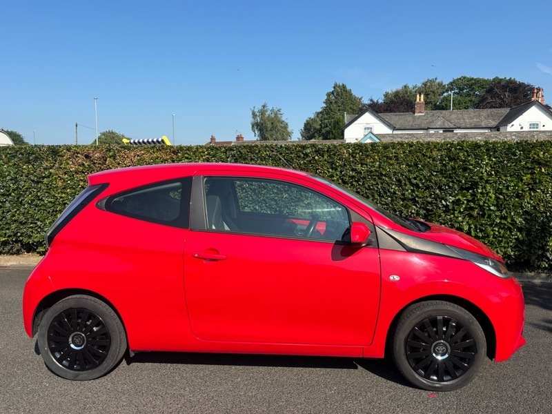 Toyota Aygo Vvt-i X-play Red #4