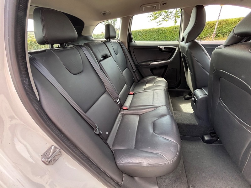 Volvo XC60 D4 R-design Lux Nav Black #18