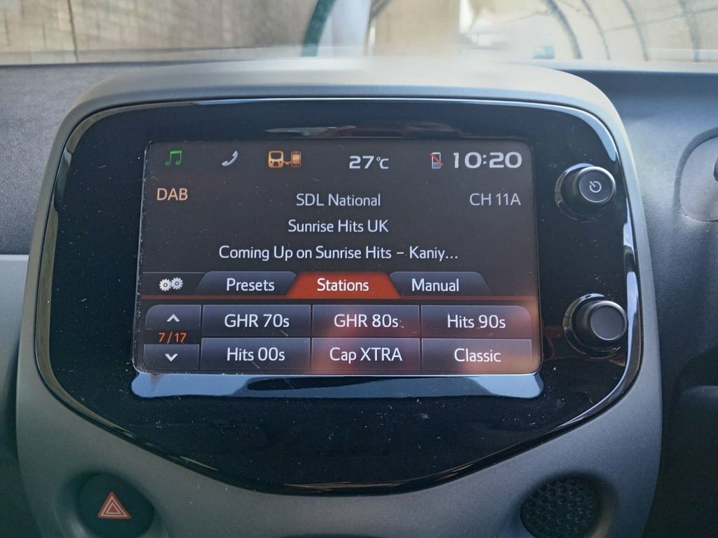 Toyota Aygo 1L X-play White #6