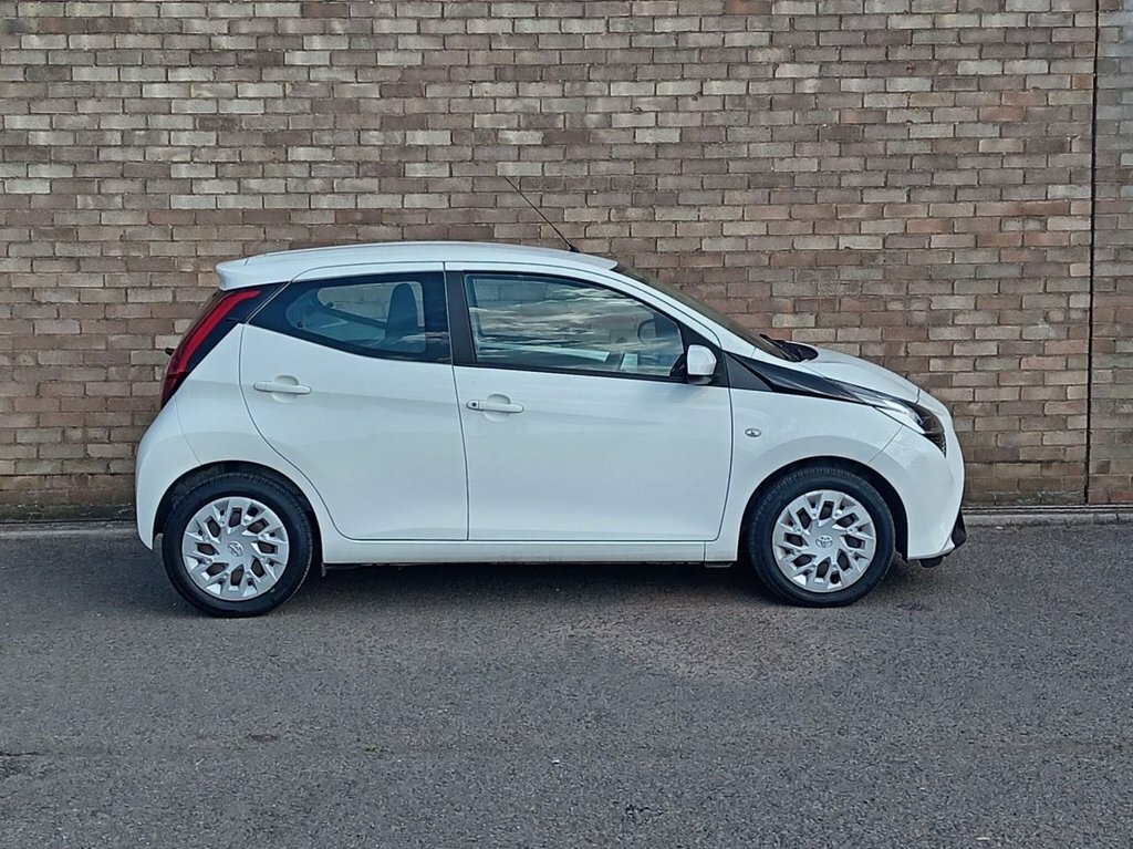 Toyota Aygo 1L X-play White #3