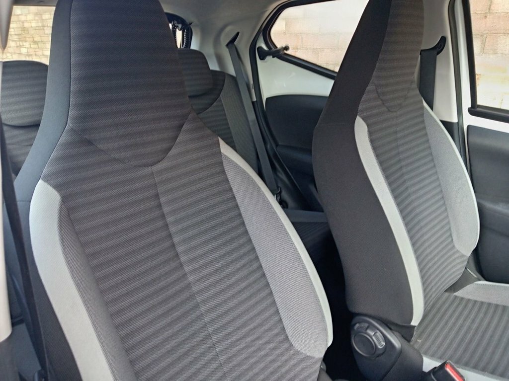 Toyota Aygo 1L X-play White #5