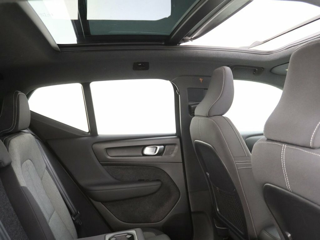 Volvo XC40 1.5L Momentum YY22KKB White