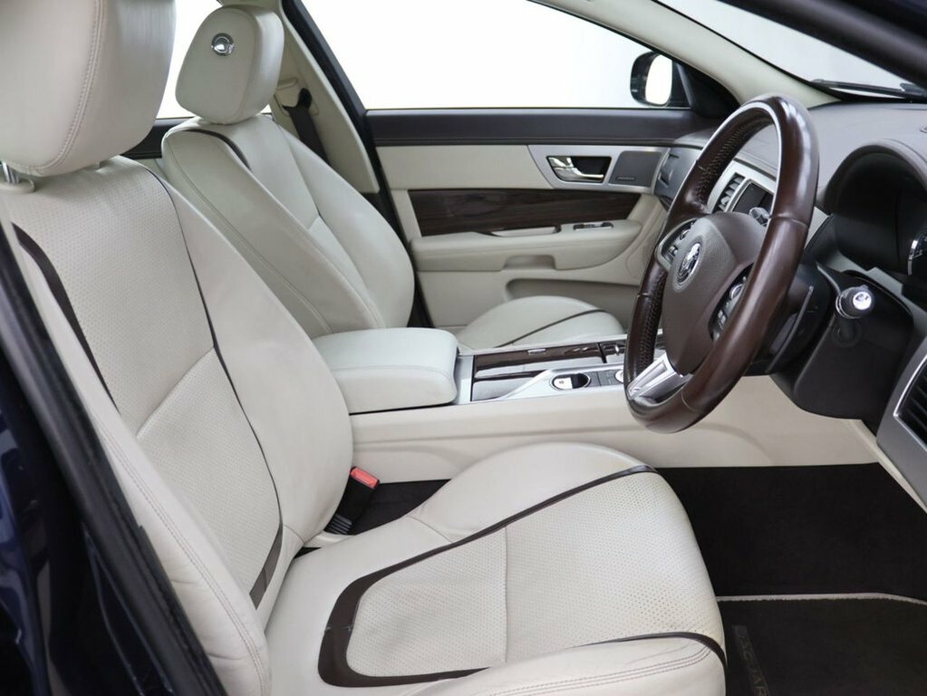 Jaguar XF D Prestige Black #10