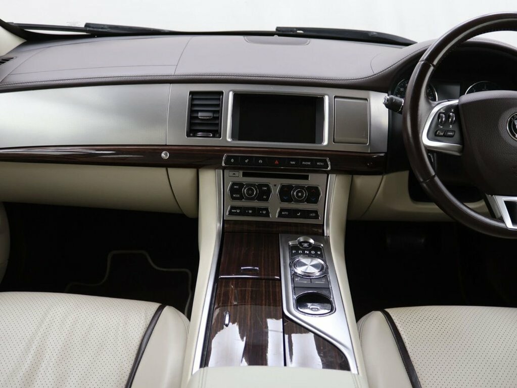 Jaguar XF D Prestige Black #18