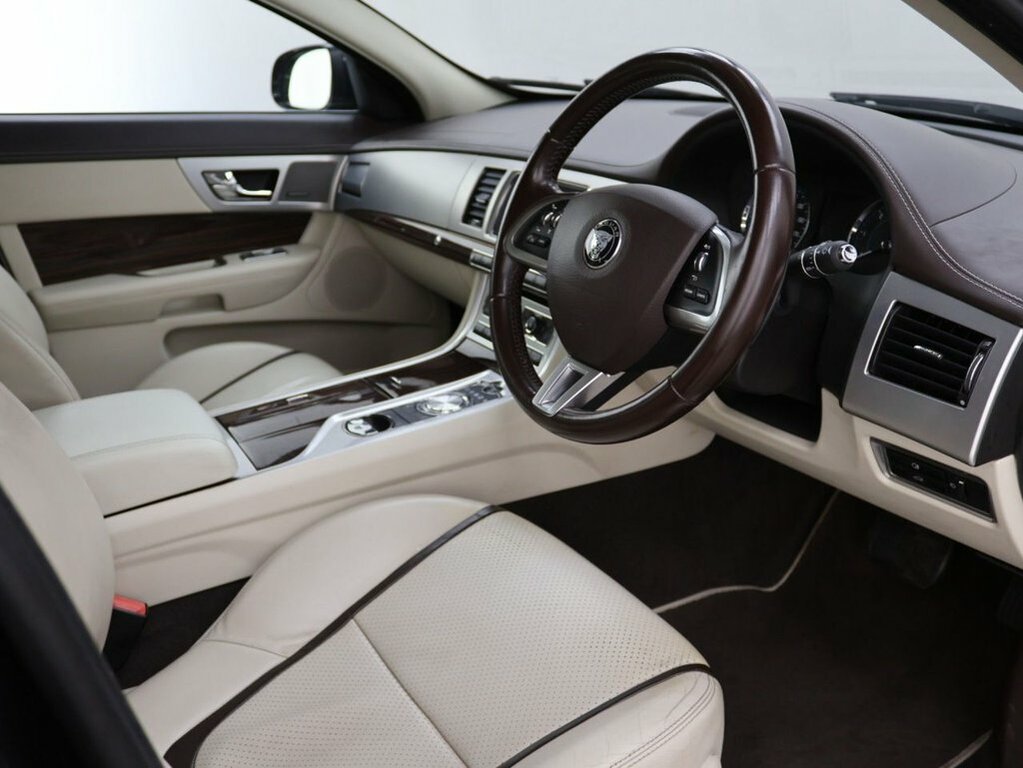 Jaguar XF D Prestige Black #11