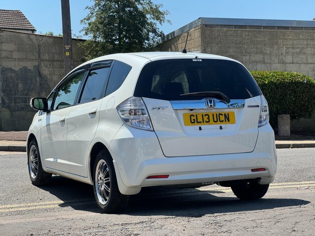 Honda Fit 1.3L Hydrid White #4