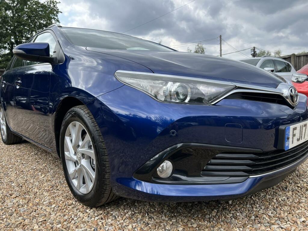 Toyota Auris White #35