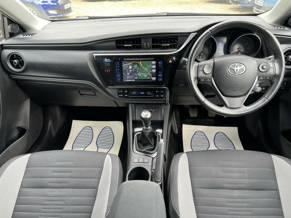 Toyota Auris White #8