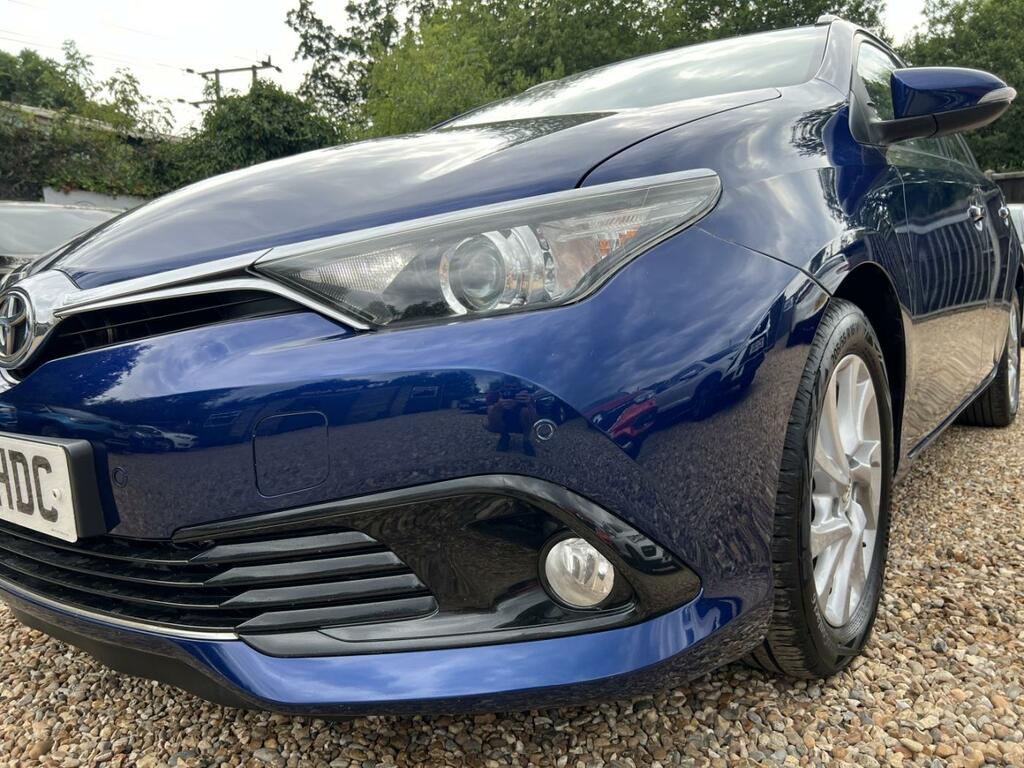 Toyota Auris White #34