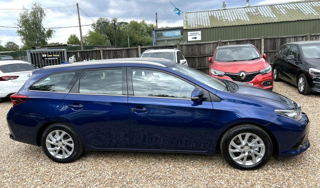 Toyota Auris White #11