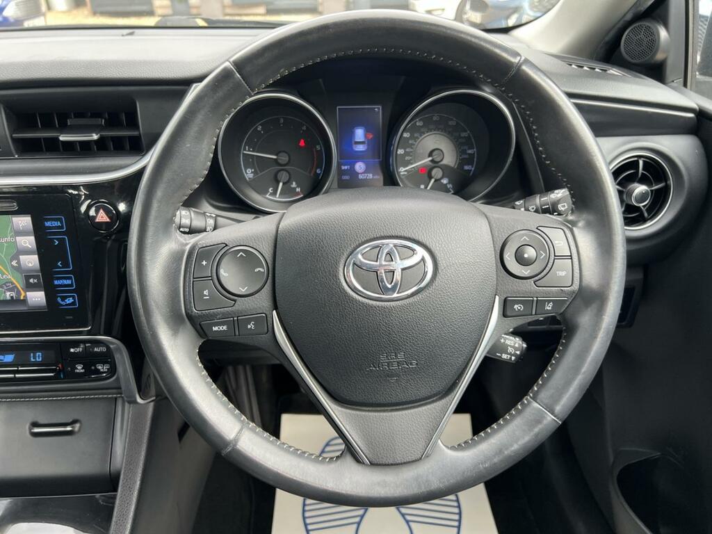 Toyota Auris White #10