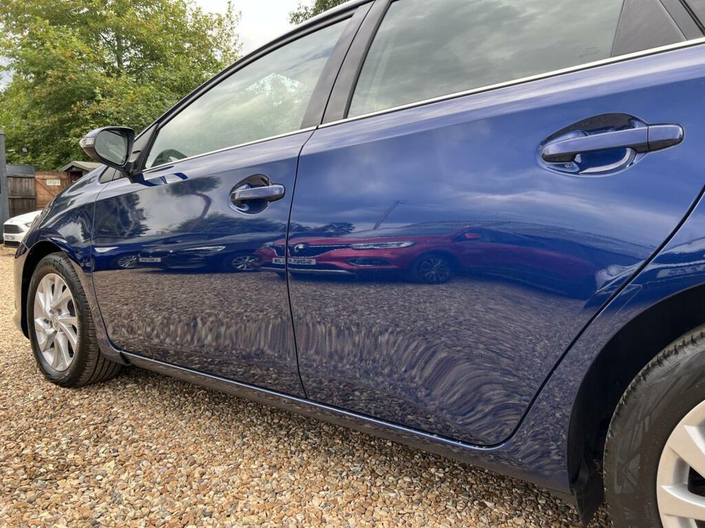 Toyota Auris White #19