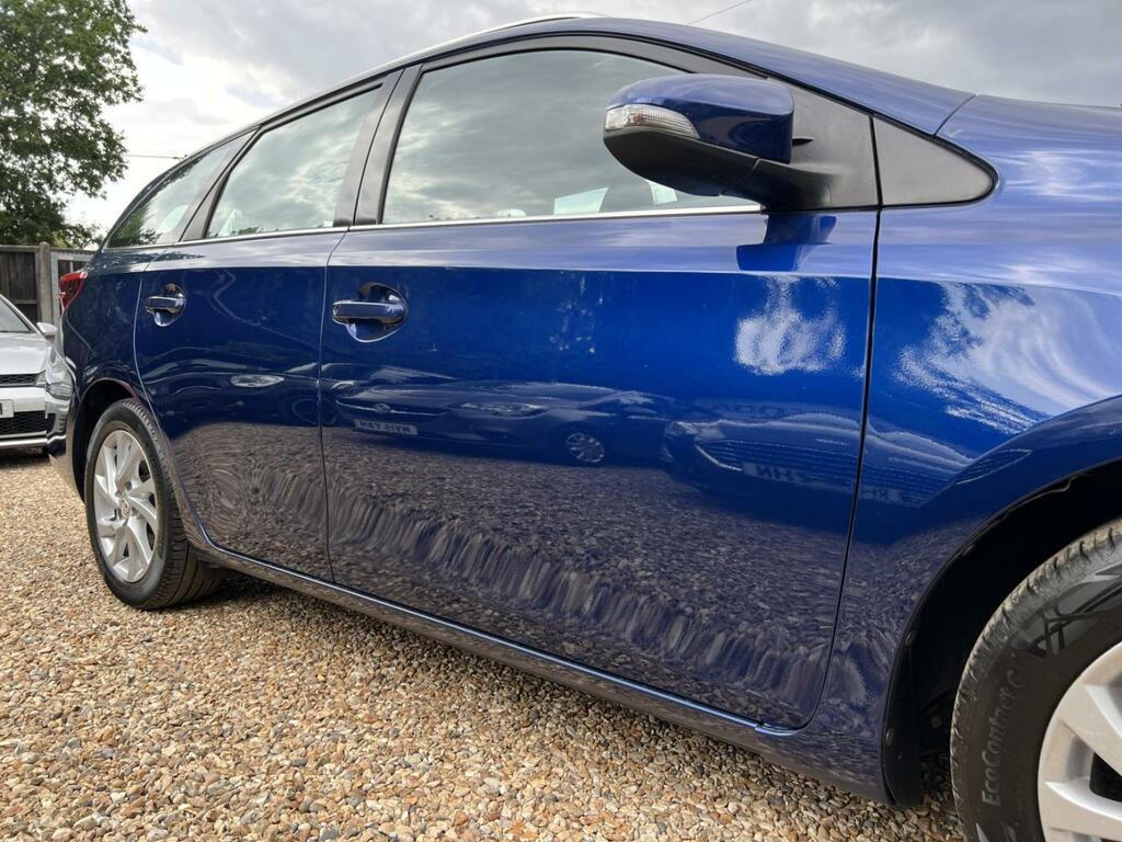 Toyota Auris White #18