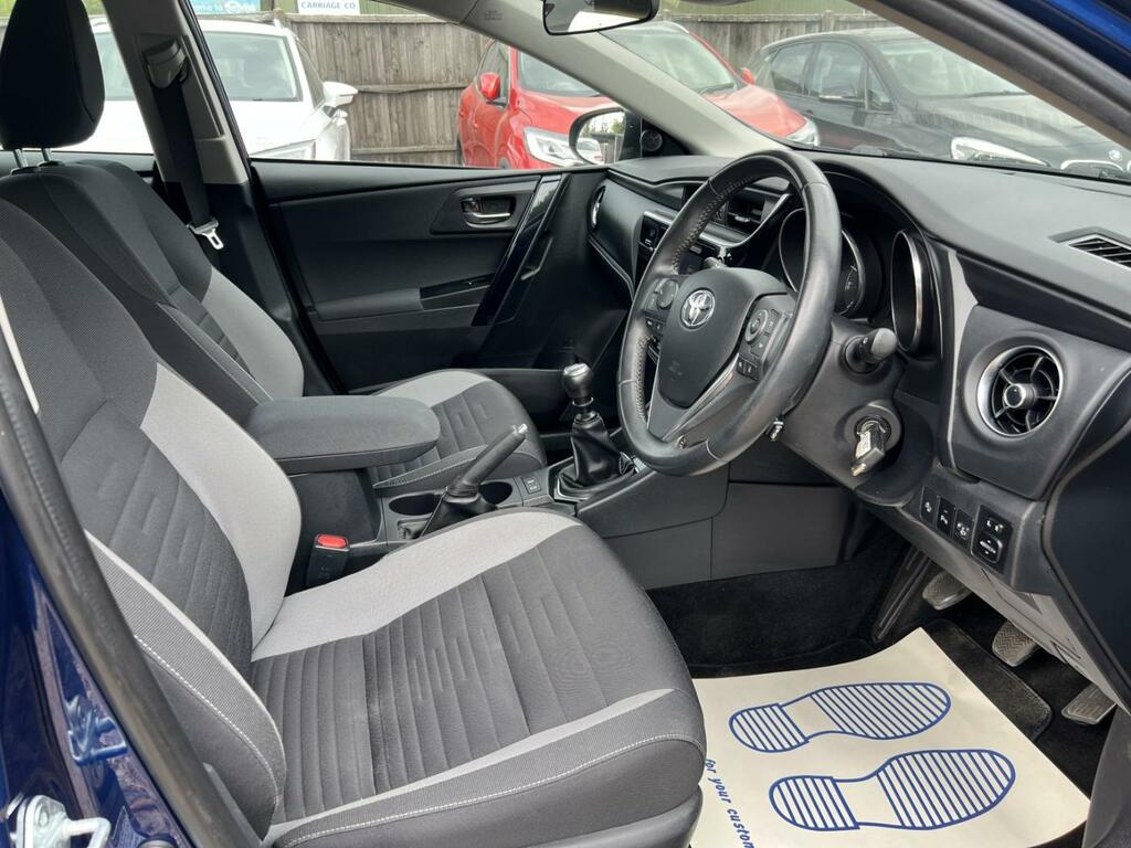 Toyota Auris White #12
