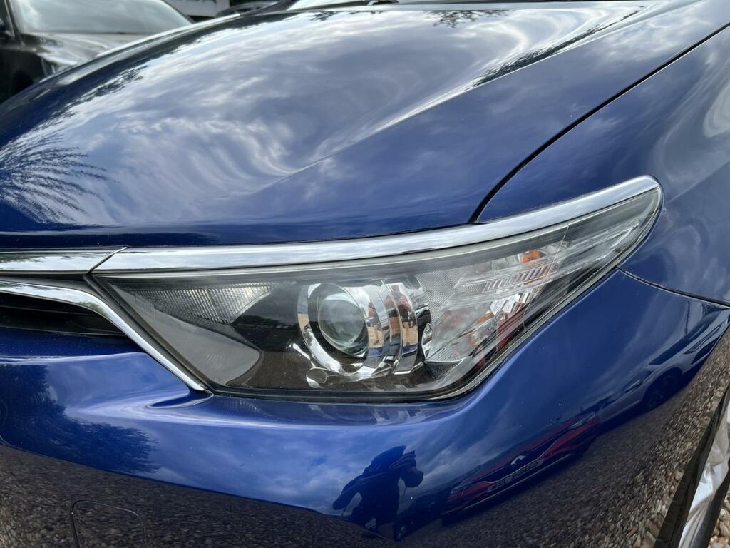 Toyota Auris White #17