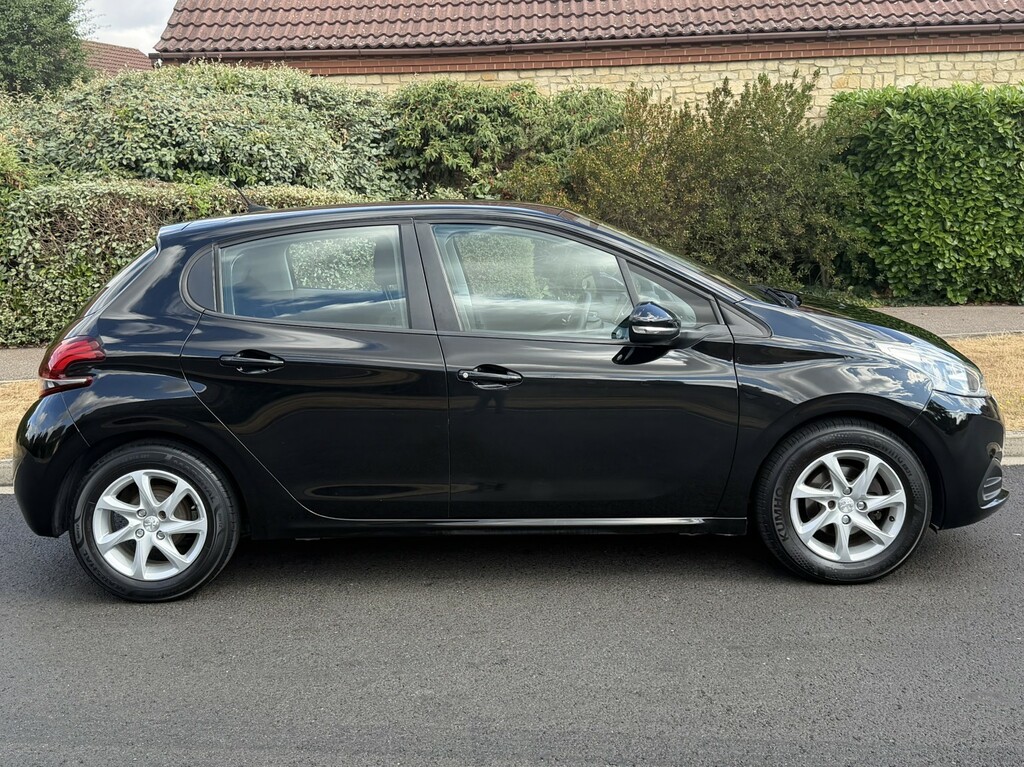 Peugeot 208 1.2 Puretech Active Black #3