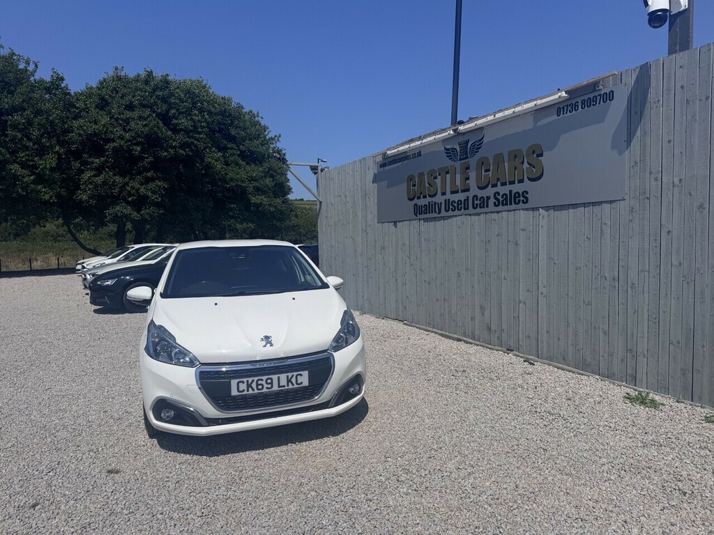 Peugeot 208 Puretech Tech Edition White #4