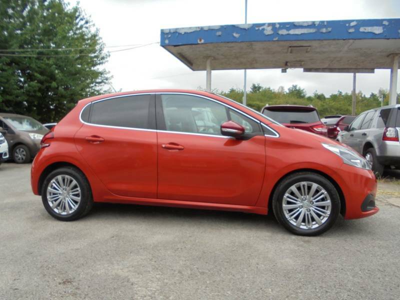 Peugeot 208 1.2 Puretech 82 Allure Orange #2