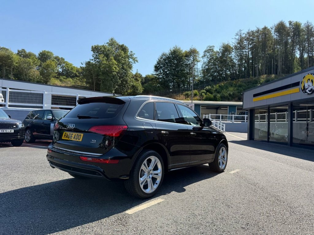 Audi Q5 2L S Line Plus Special Edition Black #4