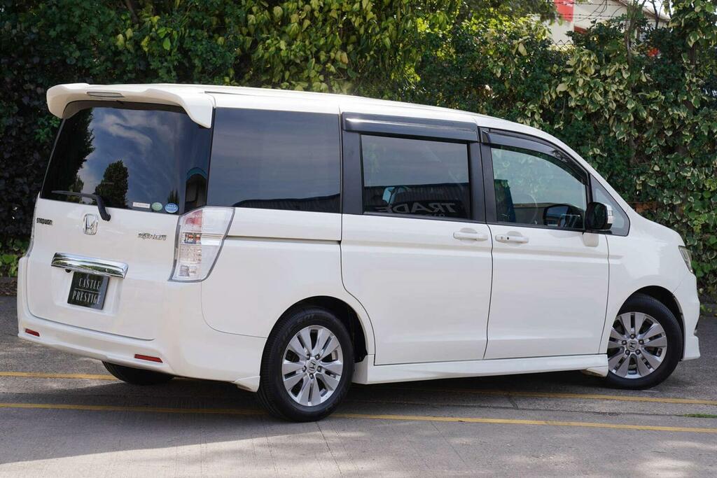 Honda StepWagon Mpv 2.0 Spada Z 8 Seats 201160 White #4