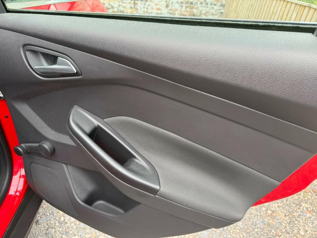 Ford Focus Estate 1.6 Tdci Zetec S Euro 5 Ss 201262 Red #19