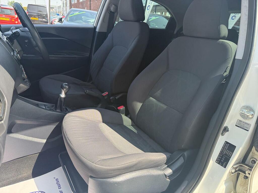 Kia RIO Kia Rio 1.2 2 Hatchback White #32