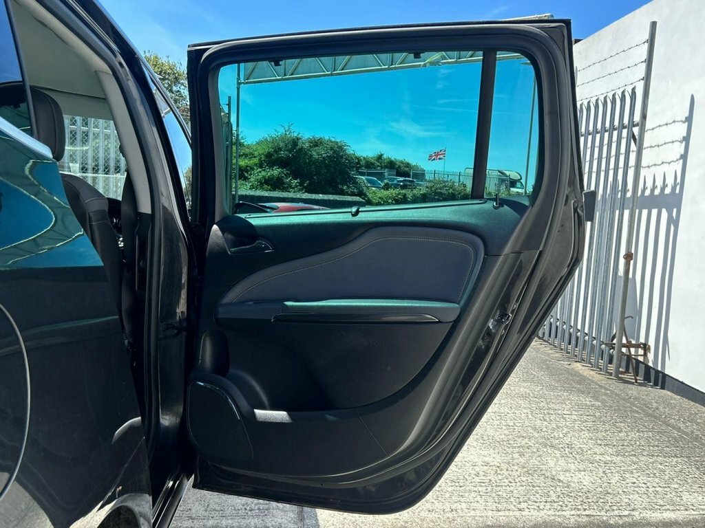 Vauxhall Zafira Tourer T Se White #14