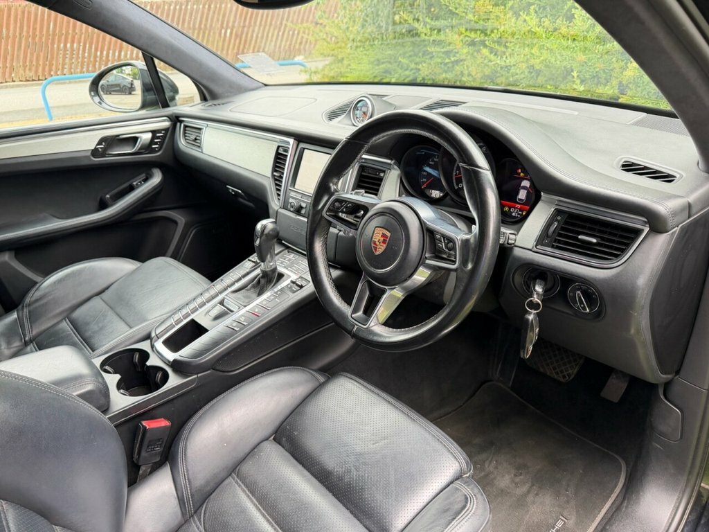 Porsche Macan 3.6L Turbo Black #3