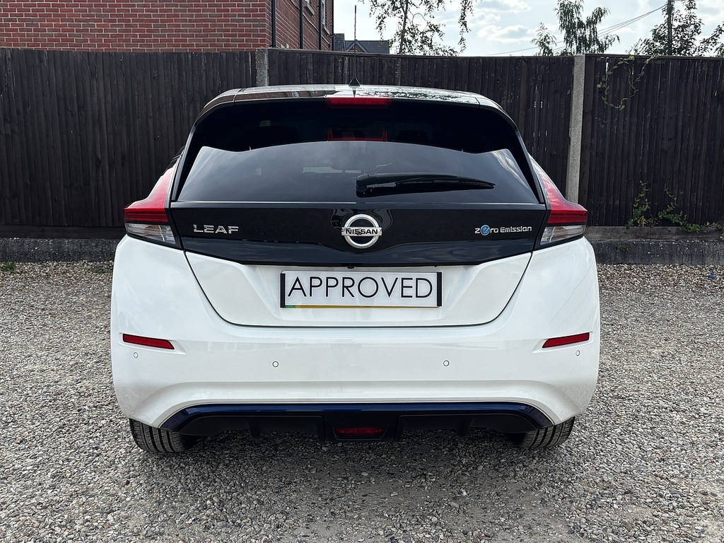 Nissan Leaf N-connecta White #6