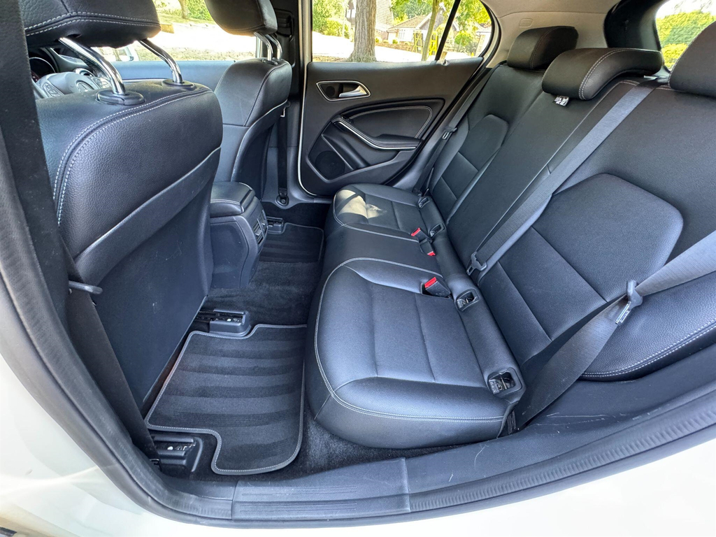 Mercedes-Benz GLA Class Green #54
