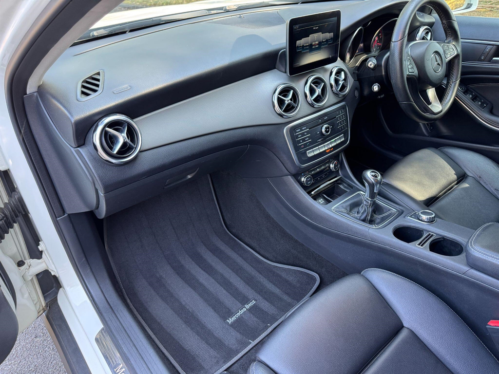 Mercedes-Benz GLA Class Green #15