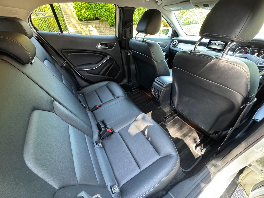Mercedes-Benz GLA Class Green #37