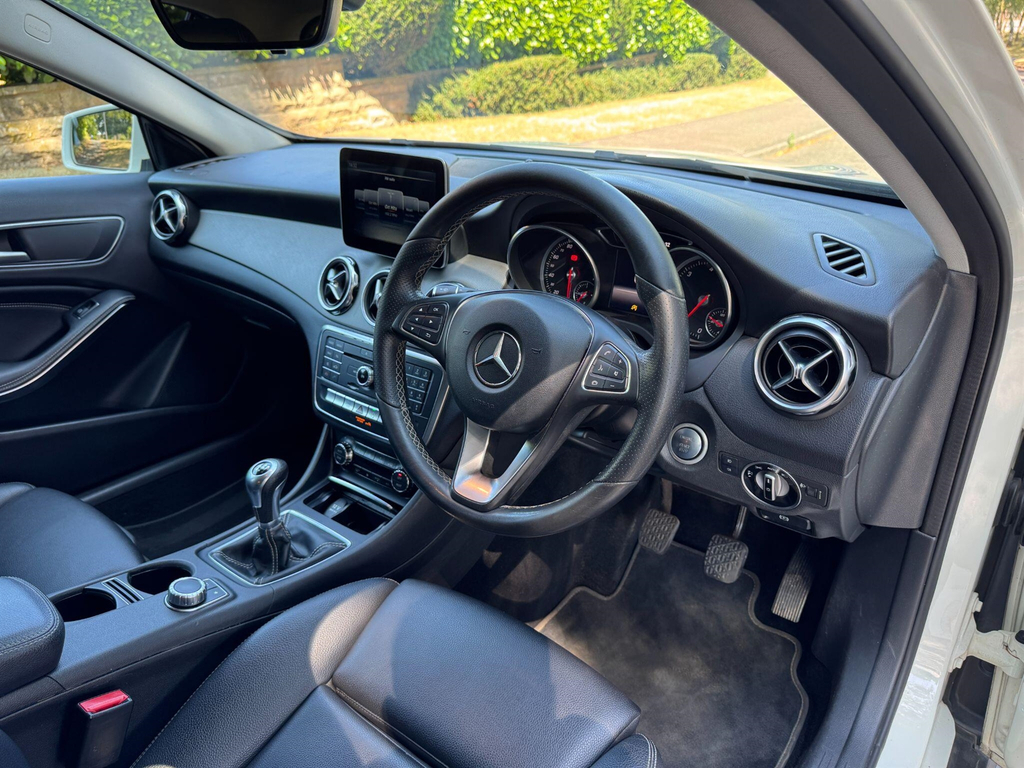 Mercedes-Benz GLA Class Green #58