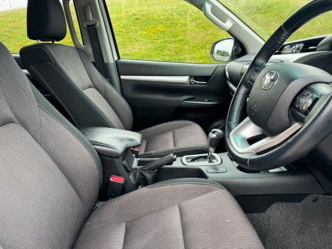 Toyota HILUX 2.4 Hi-luxury Invincible White #6