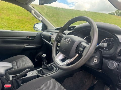Toyota HILUX Acttive 4X4 Silver #7