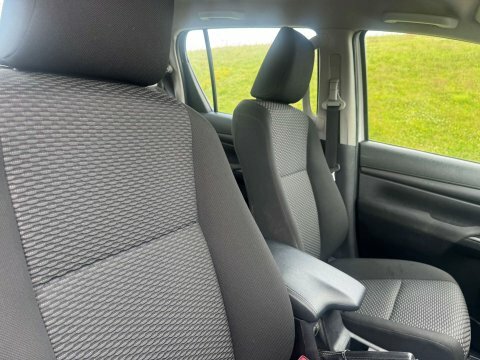 Toyota HILUX Acttive 4X4 Silver #8