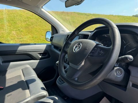 Vauxhall Vivaro Dynamic White #8