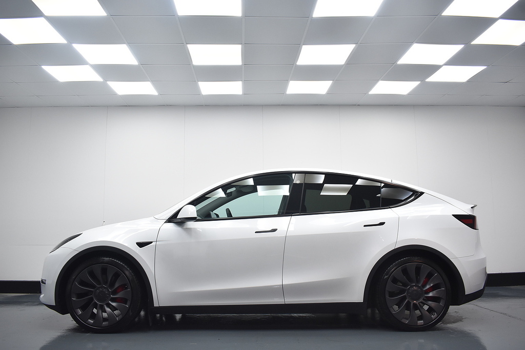 Tesla Model Y Suv AJ72ODS White #2