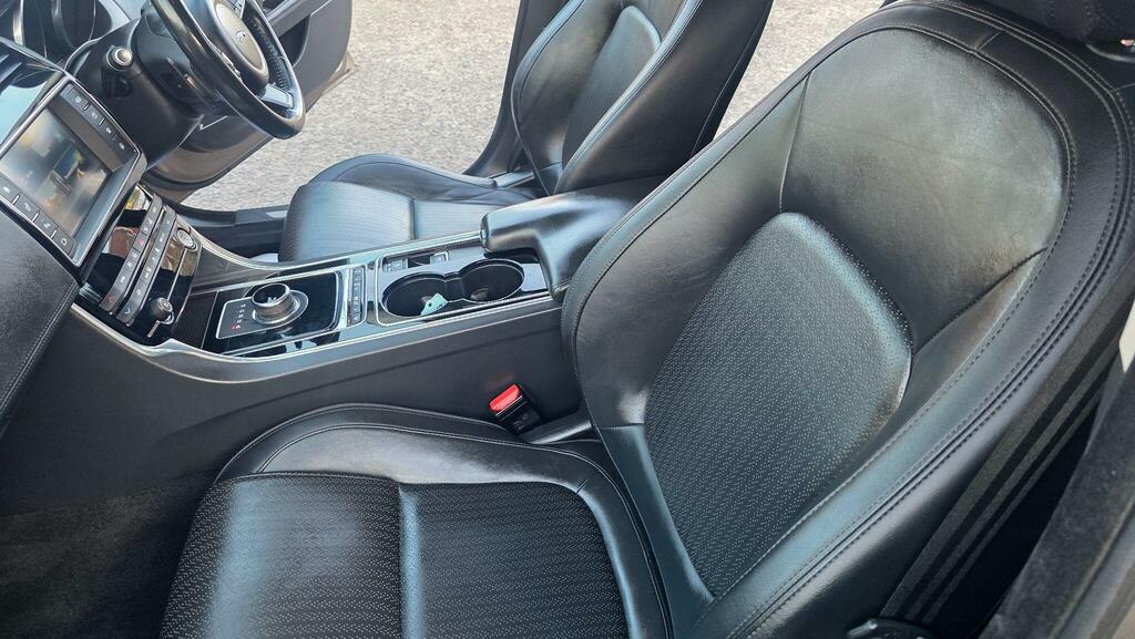 Jaguar XE R-sport Black #39