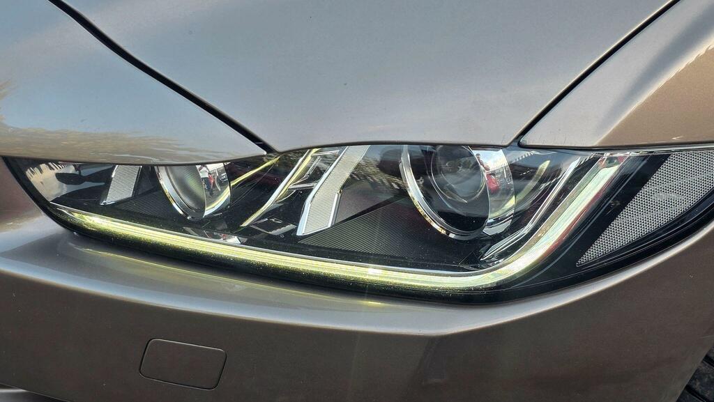 Jaguar XE R-sport Black #20