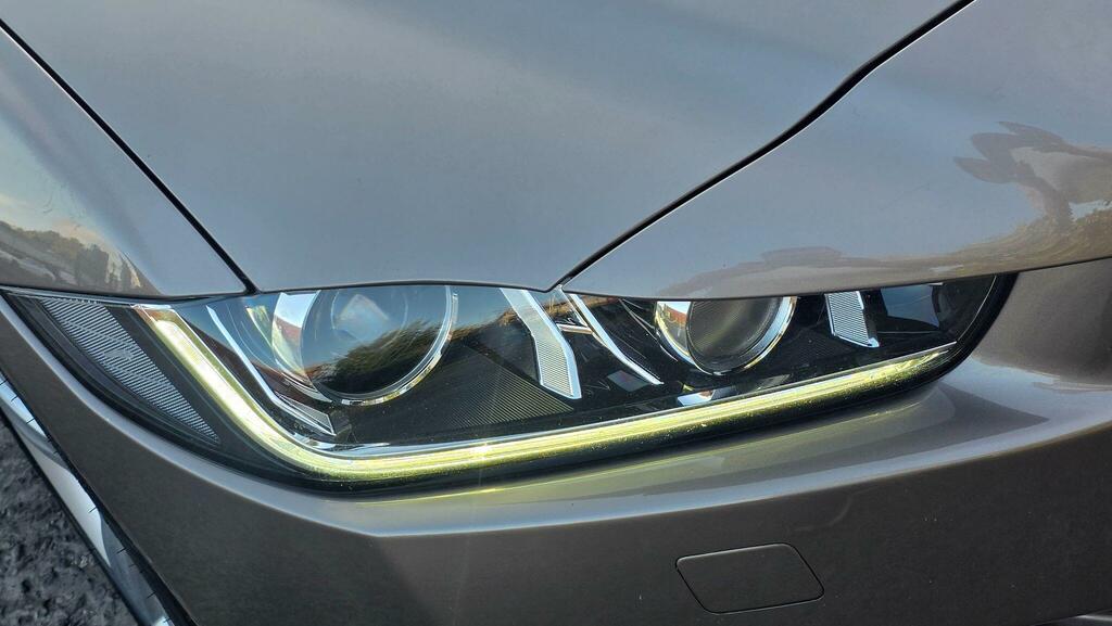 Jaguar XE R-sport Black #19