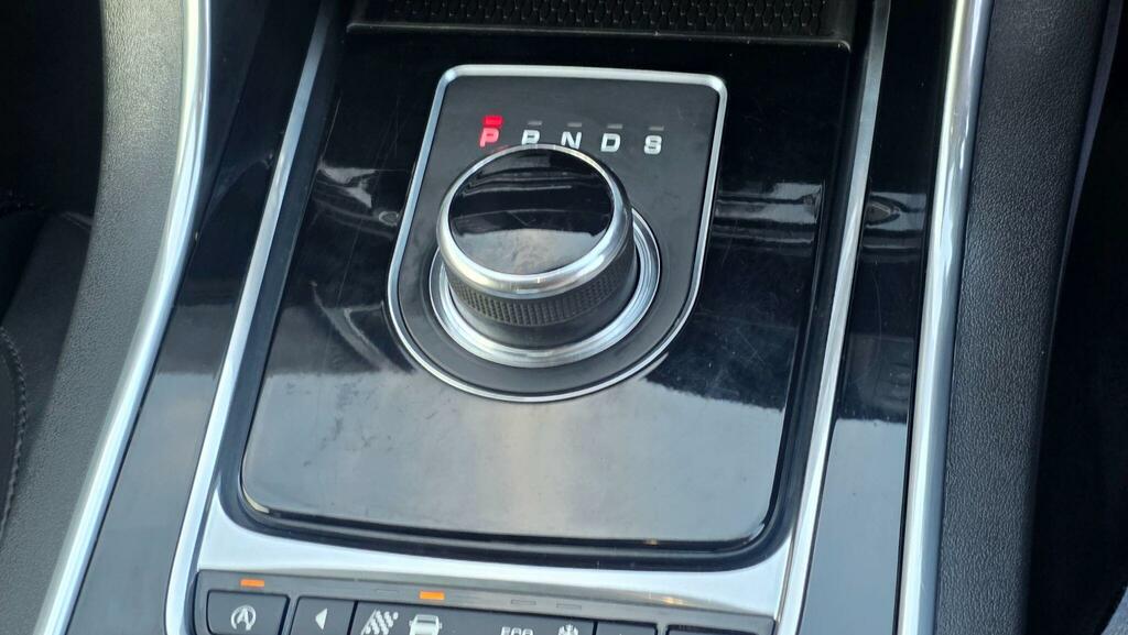 Jaguar XE R-sport Black #33