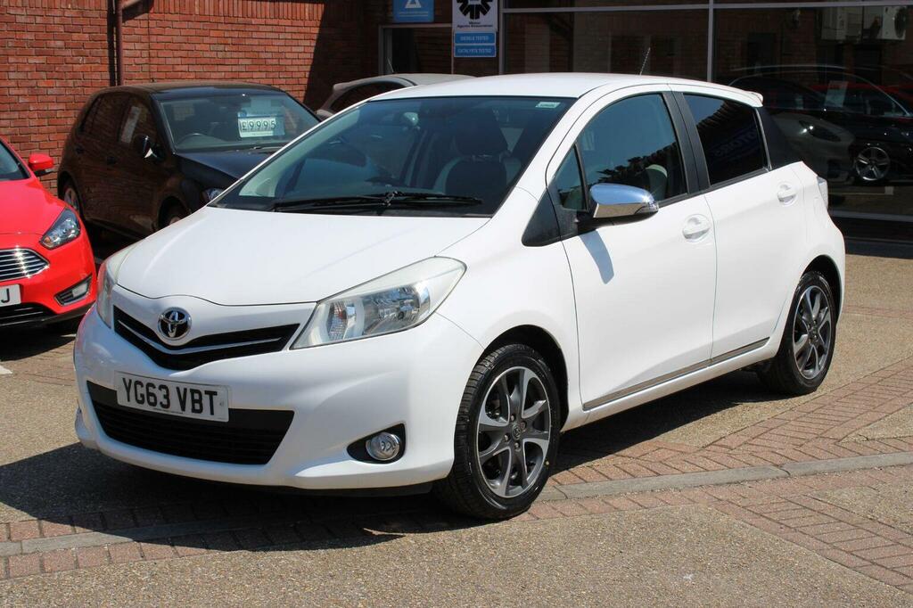 Toyota Yaris Hatchback 1.33 Dual Vvt-i Trend Euro 5 20136 White #4