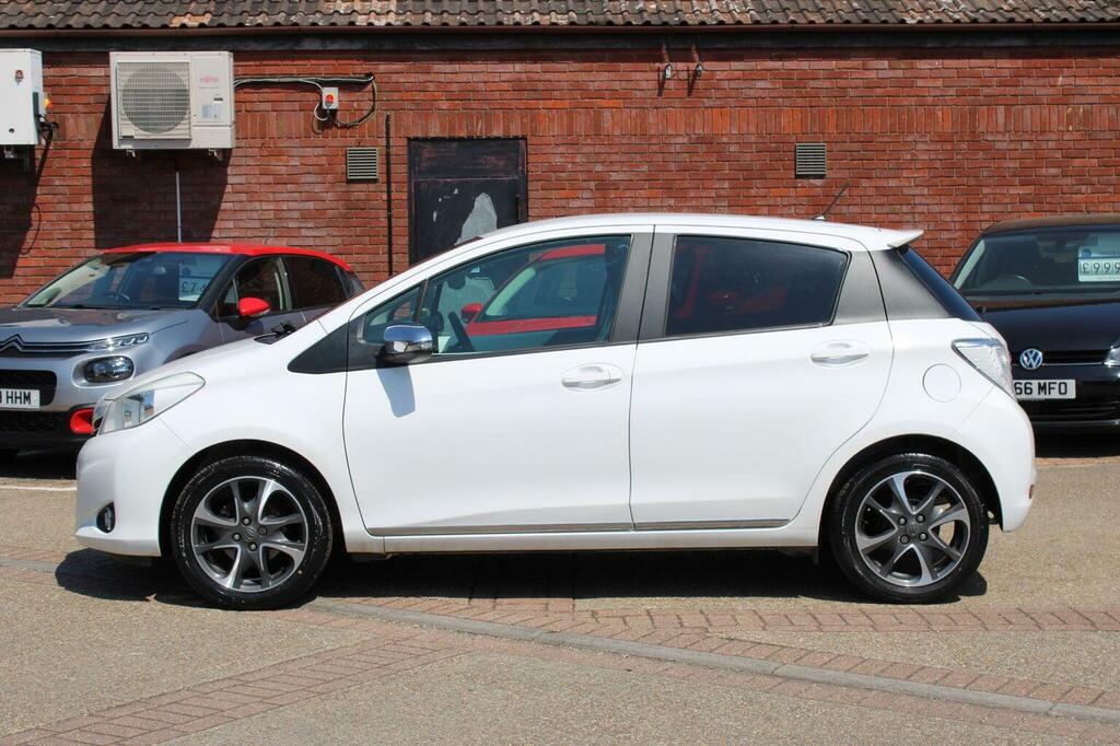 Toyota Yaris Hatchback 1.33 Dual Vvt-i Trend Euro 5 20136 White #5