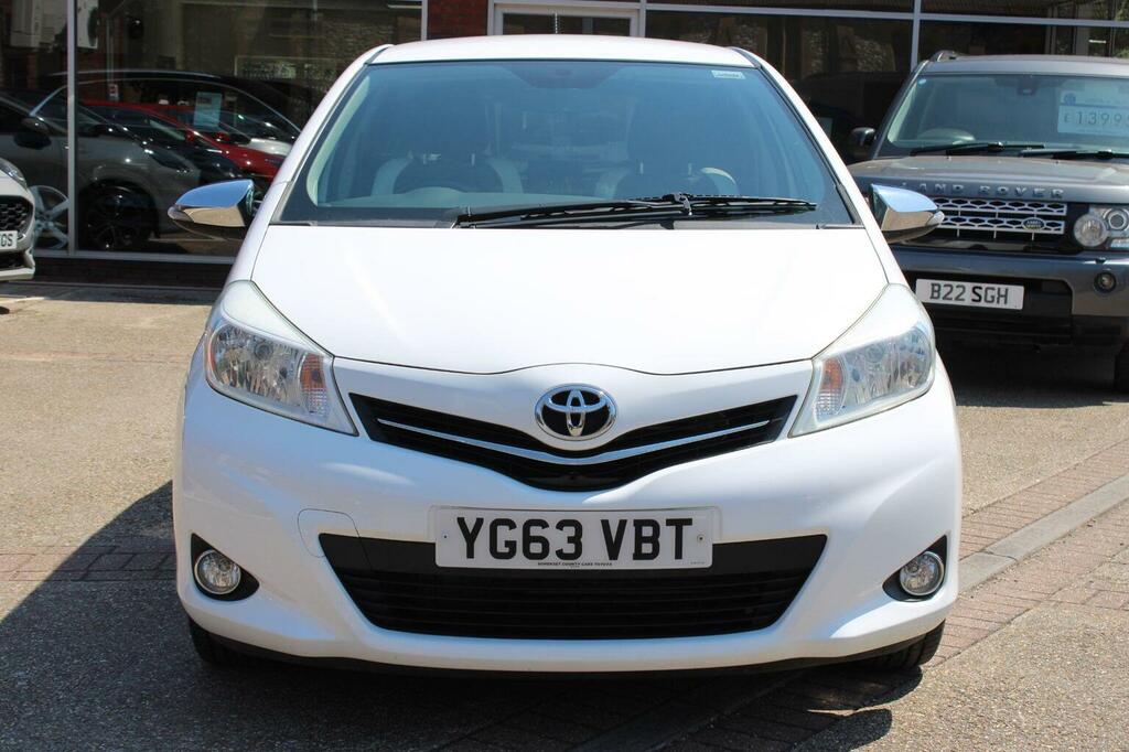 Toyota Yaris Hatchback 1.33 Dual Vvt-i Trend Euro 5 20136 White #3